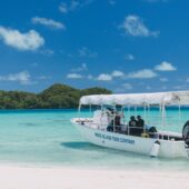 Boats on the beach are like paintings.