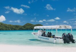 Boats on the beach are like paintings.